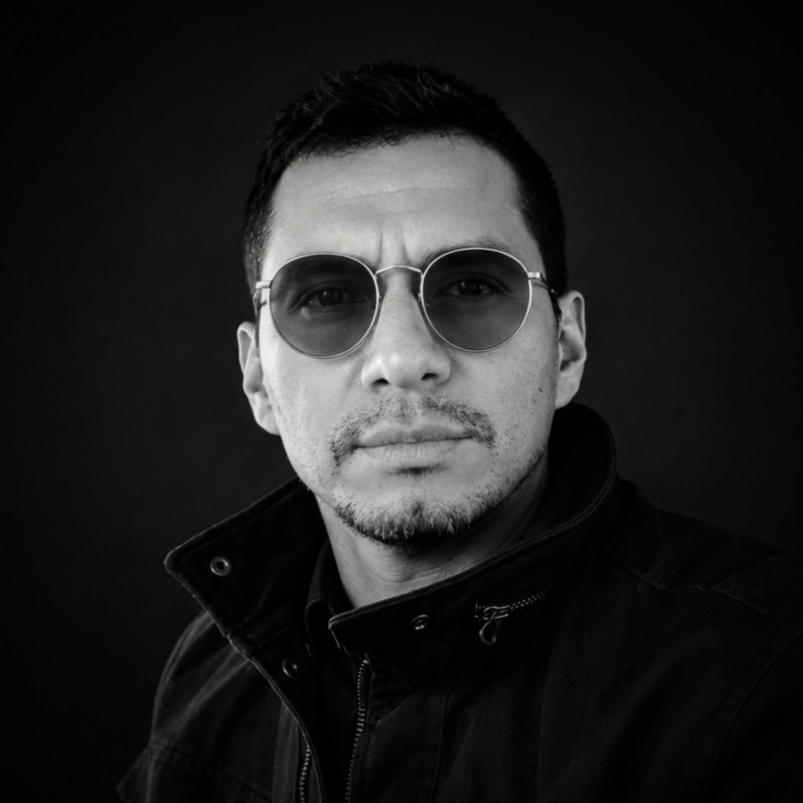 Retrato en blanco y negro del autor John Erkhanmir